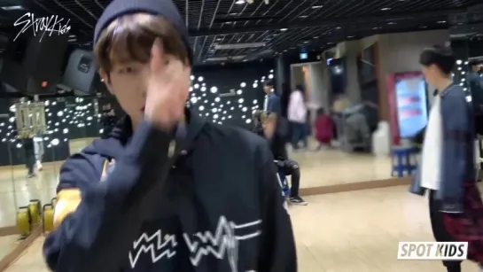 [171117] Woojin & Jisung with overflowing energy dancing to “I Wait” @ Spot Kids