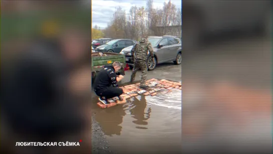 Апатитчане закладывают лужи кирпичами