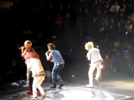 [fancam] 111023 SHINee - Talk + Noona Neomu Yeppeo (Replay) @ SMTOWN NYC