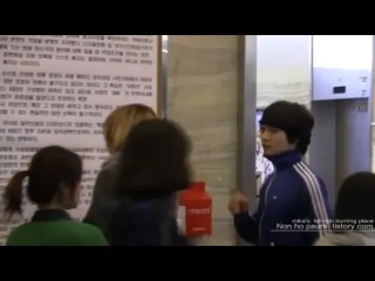 110225 2min going home bringing fangifts + Minho 'shhh' fancam @ $ukira.flv