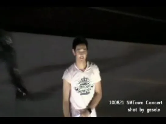 [fancam] 100821 SHINee minho waves hand + points to fans @ SM town '10 in Seoul.flv