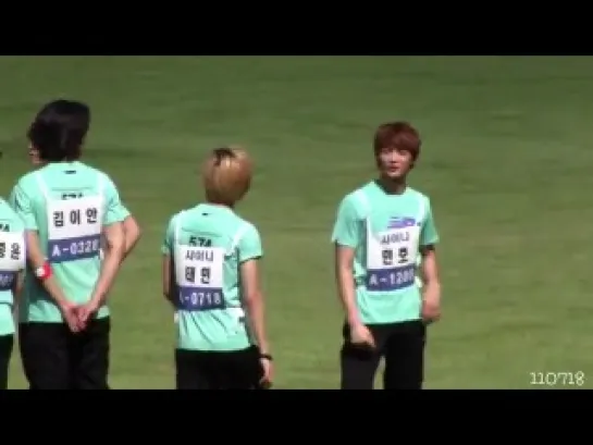 2Мin ✰ 110827 [fancam]: butt patting @ MBC 3rd Idol Star Athletics Championships