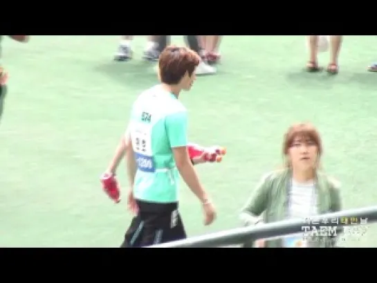 2Мin ✰ 110827 [fancam]: walking together with drinks @ MBC 3rd Idol Star Athletics Championships