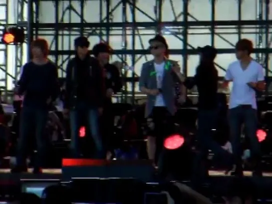 111009 SHINee & BEAST New York, New York rehearsal [2]