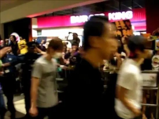 [FANCAM] 110910 SHINee's arrival in Singapore Changi Airport (1)