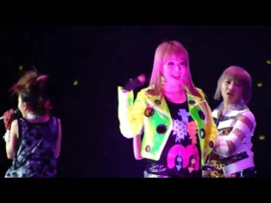 [Фанкам] 2NE1 - I Don't Care на KMW (15.07.11)