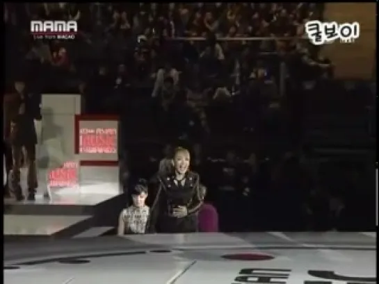 101128 2NE1 winning Best Female Group Award