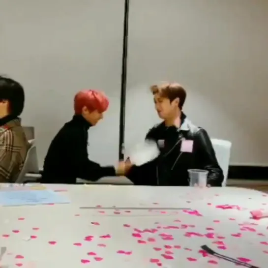 felix removed the sticky notes from chan in less than 8 seconds yo