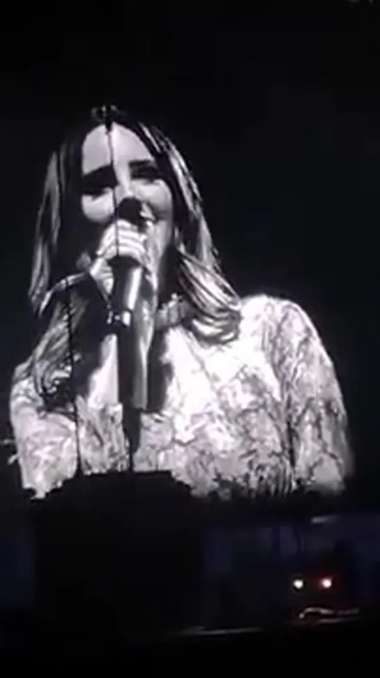 Lana Del Rey – For Free [Joni Mitchell cover] (Live @ Rogers Arena)