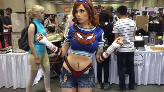 Милая рыжая косплеерша веляет талией #music #cosplay #redhead #tattoo #tummy #SpiderWoman