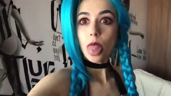 Косплеерша-шлюшка кривляется на камеру #video #cosplay #ass #freak #bluehair #pigtails #tattoo #tummy #piercing