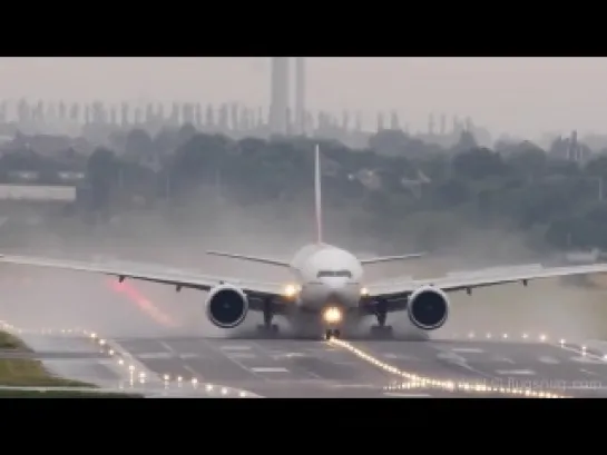 Завораживающая посадка Boeing 777-300er Emirates