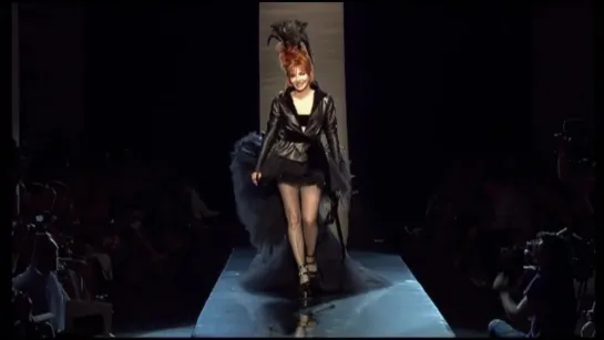 MYLENE FARMER || Défilé Jean-Paul Gaultie || plan d'ensemble || 2011