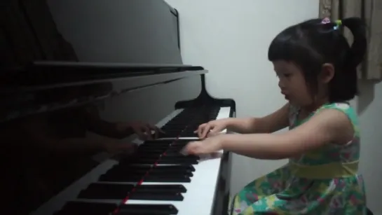 Amazing 3-year-old baby girl plays Grade 5 piano ~ 師承邱世傑