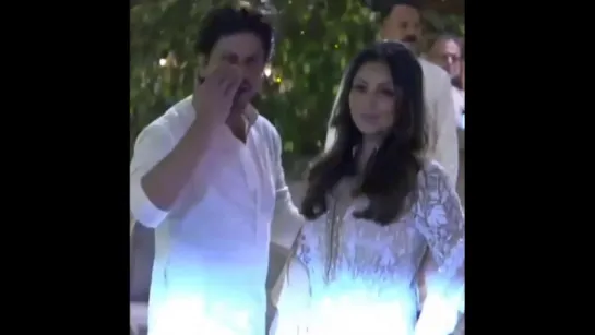 Shah Rukh Khan and Gauri Khan pose for... - Shah Rukh Khan Fan Club - SRK Universe