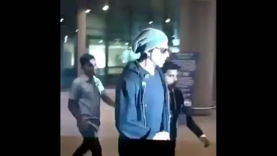 Watch our eternal MancrushMonday SRK when he arrived in Mumbai earlier today