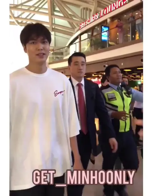 Lee Min Ho at Bali Airport heading back to Korea video