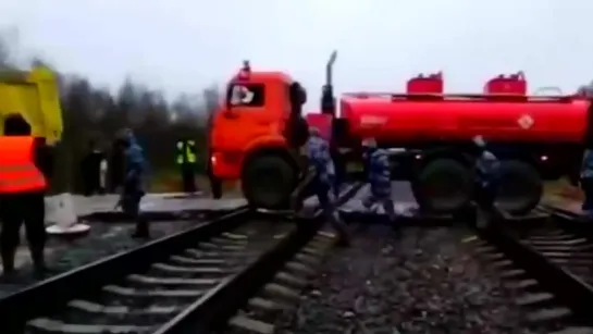 В ЛЕНОБЛАСТИ НАЧАЛАСЬ ПАРТИЗАНСКАЯ ВОЙНА, ТЕРПЕНИЕ У ПИТЕРБУРЖЦЕВ КОНЧАЛОСЬ