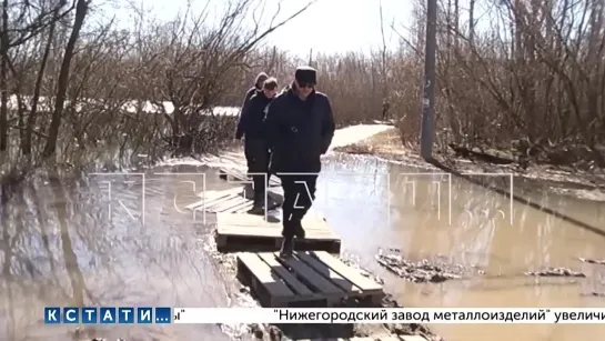 В Нижнем Новгороде дорогу из поддонов построила администрация Московского района, чтобы спасти жите лей