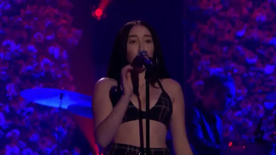 Noah Cyrus - Again (Live on The Tonight Show starring Jimmy Fallon)