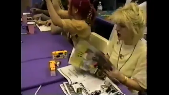 L7 & Courtney Love (Hole) Tower Records in-store (1993)