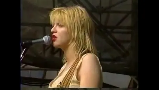 Courtney Love  - Doll Parts + stage dive [1995]