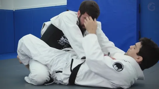 8 Robson Gracie - Lapel attacks - Omoplata 08