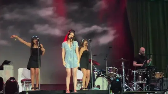 Lana Del Rey – Serial Killer (Live @ Lollapalooza Paris)