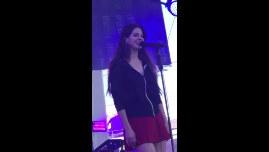 Lana Del Rey – Video Games [2] (Live @ «KROQ Weenie Roast»)