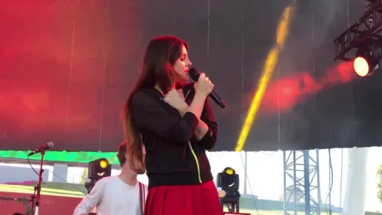 Lana Del Rey – Summertime Sadness (Live @ «KROQ Weenie Roast»)