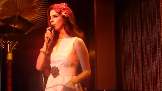 Lana Del Rey ‒ Video Games (Live @ « LV Fashion Show»)