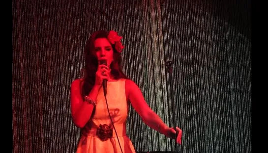 Lana Del Rey (Live @ « LV Fashion Show») [Фото]