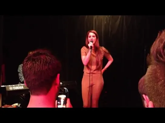 Lana Del Rey – Born To Die (Live @ «Easy Street Records»)