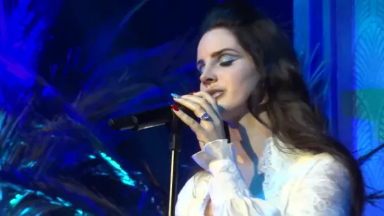 Lana Del Rey ‒ Blue Velvet («Paradise Tour» / Paris / L'Olympia)