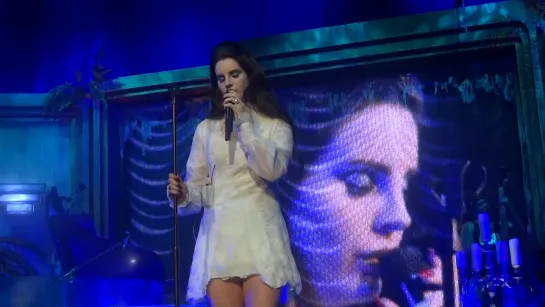 Lana Del Rey ‒ Blue Velvet («Paradise Tour» / Paris / L'Olympia)