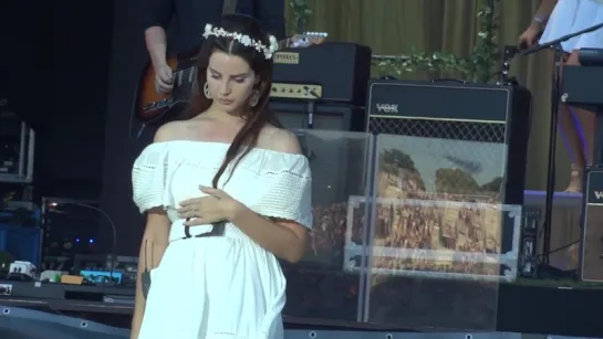 Lana Del Rey – Born To Die (Live @ «Les Vieilles Charrues»)