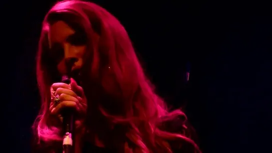 Lana Del Rey – Video Games (Live @ «Gebauede 9»)