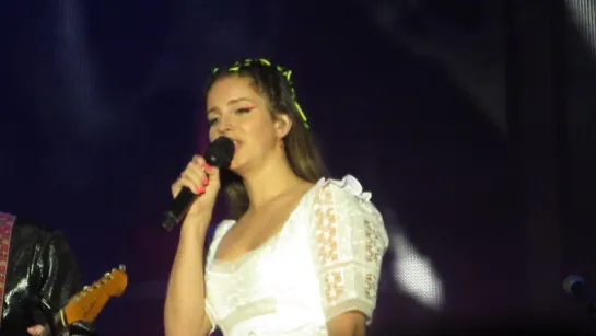 Lana Del Rey – Blue Jeans (Live @ «Latitude Festival»)