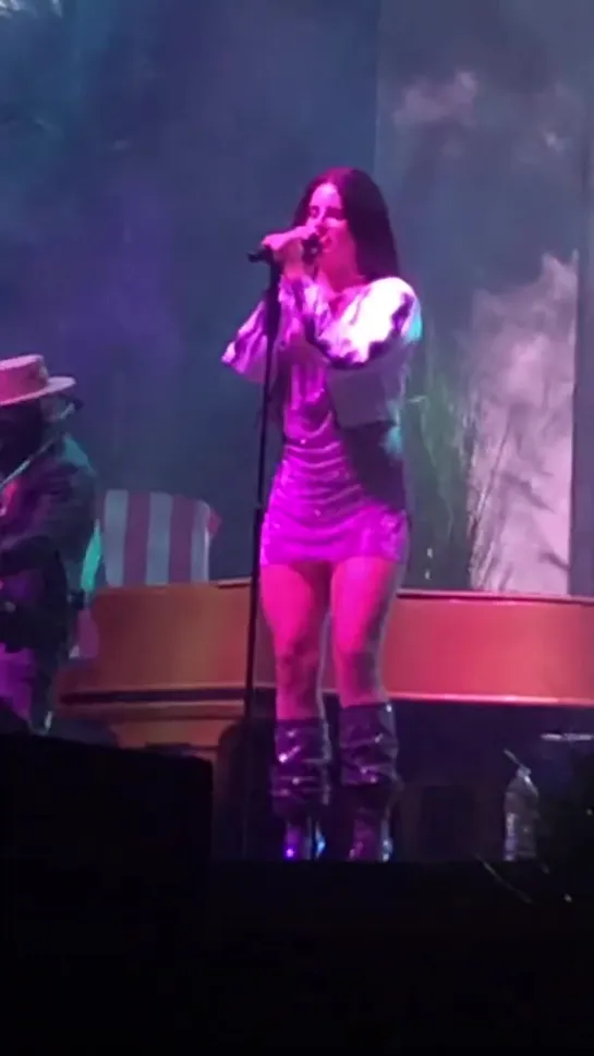 Lana Del Rey – Off to the Races (Live @ «BUKU»)