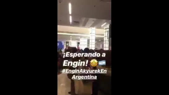 EnginAkyürek  очередь в  кинотеатре