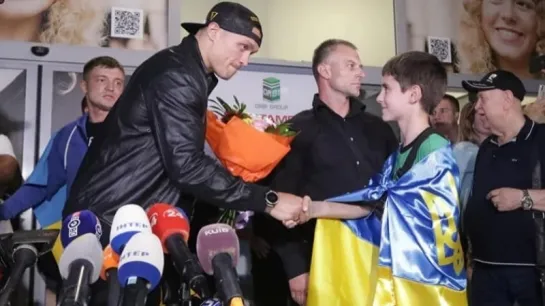 Чемпион вернулся!  🇺🇦🇺🇦🇺🇦 В аэропорту "Киев" огромное количество болельщиков устроили теплую встречу Александру Усику