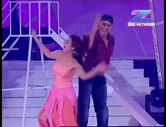 Hrithik Roshan and Preity Zinta Performing a dance at the Zee Cine awards function