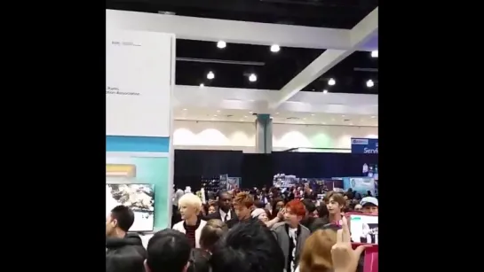 [VK] [01.08.15] Monsta X с фанатами перед выступлением  @ KCON15LA