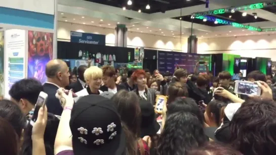 [VK] [01.08.15] Monsta X с фанатами перед выступлением @ KCON2015 в ЛА