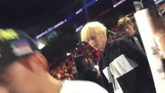 [VK] [01.08.15] Monsta X выходят на сцену @ KCON15LA