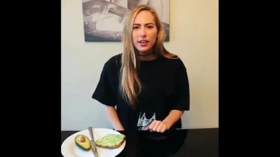 Carter Cruise завтракает и пьет водку