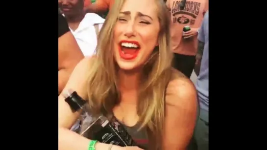 Carter Cruise бухая танцует с большой бутылкой Jack Daniels