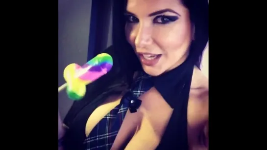 Romi Rain страстно сосет сладкий член