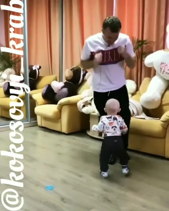 Смешные танцы папки Яббы с сыном🤗👶