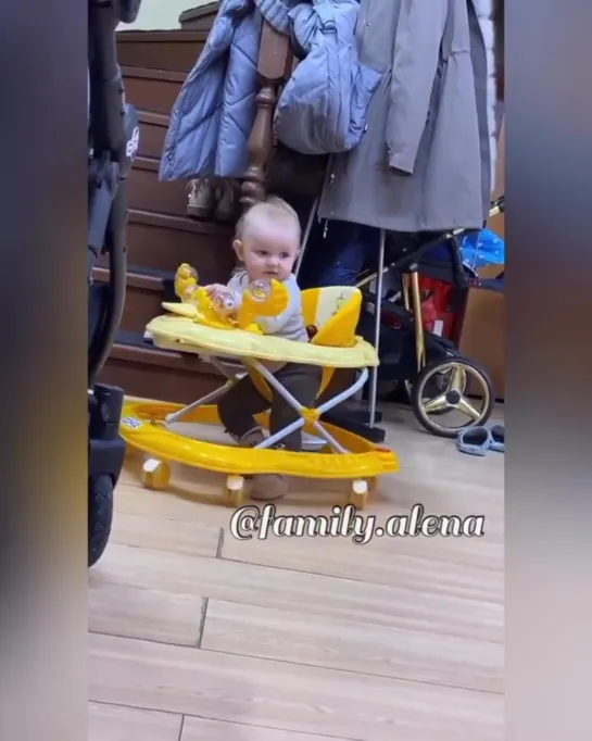 Маленький гонщик 👶🏼🚕 Скоро уже на своих двоих будет бегать))